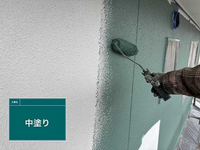 外壁の中塗り施工中